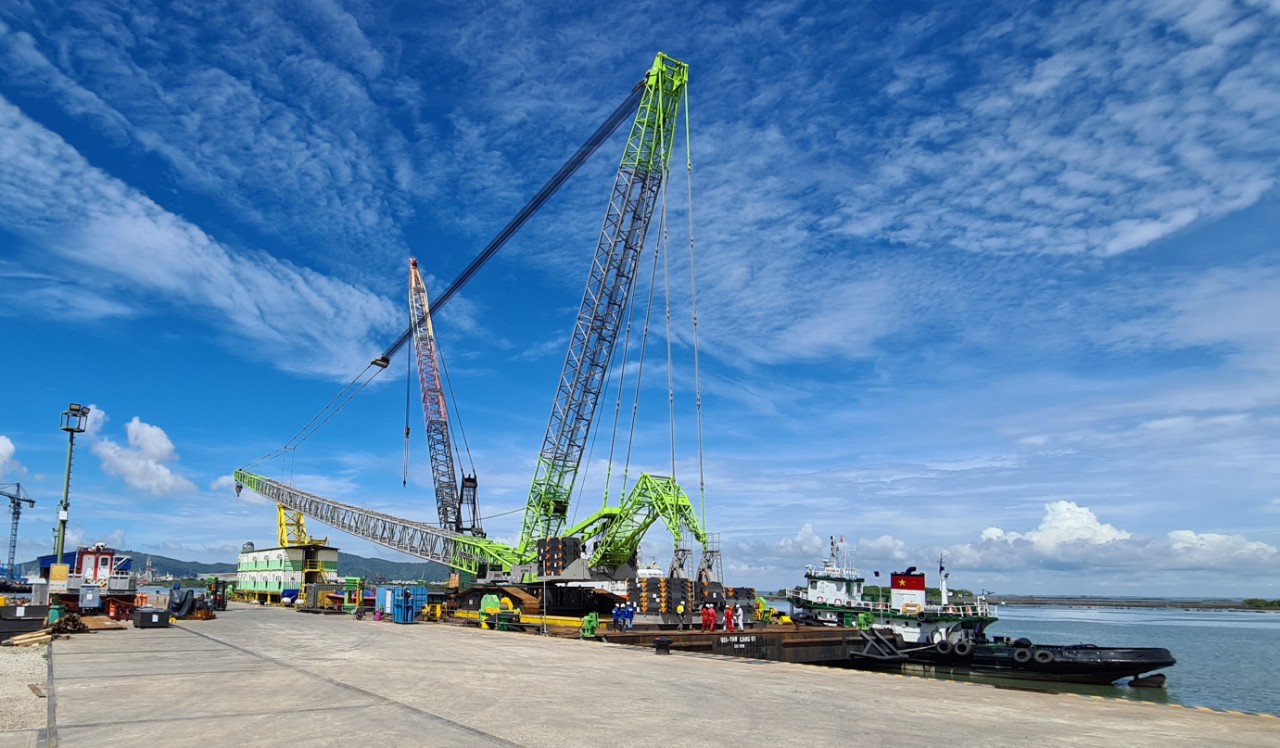 Cung cấp dịch vụ tổ hợp, thử tải, seafastening và lashing cẩu 800T trên sà lan biển OEI phục vụ các dự án Điện gió của khách hàng Geodis/Vestas